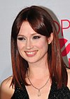 https://upload.wikimedia.org/wikipedia/commons/thumb/b/be/Ellie_Kemper_at_the_38th_People%27s_Choice_Award_%28cropped%29.jpg/100px-Ellie_Kemper_at_the_38th_People%27s_Choice_Award_%28cropped%29.jpg